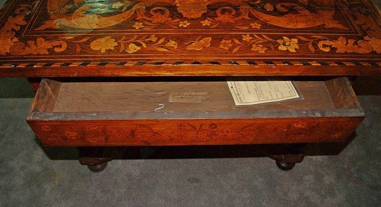 Antico tavolo da centro olandese del 1700 intarsiato, gambe ebanizzate