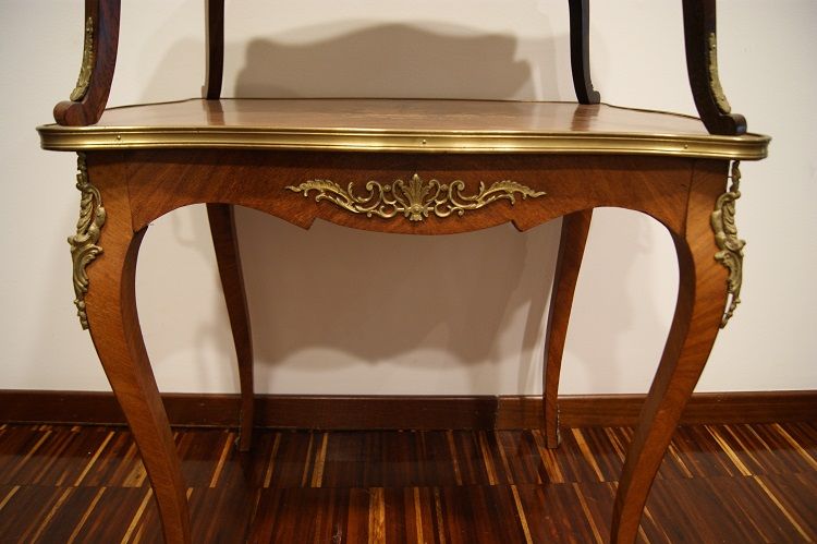 Antico tavolino francese stile Luigi XV 1800 a due piani con intarsi 