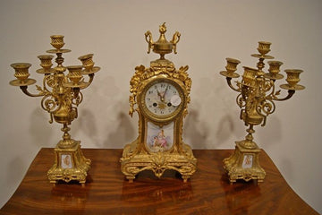 Tris composto da orologio e 2 candelabri a 5 fiamme in bronzo dorato