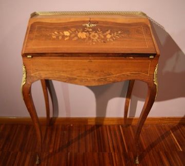 bureau a pente ancien de style Louis XV français de 1800 avec incrustations et bronzes