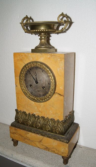 Antico orologio francese stile Impero del 1800 in marmo con bronzi