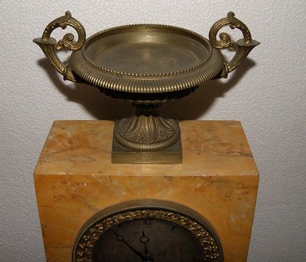 Antico orologio francese stile Impero del 1800 in marmo con bronzi