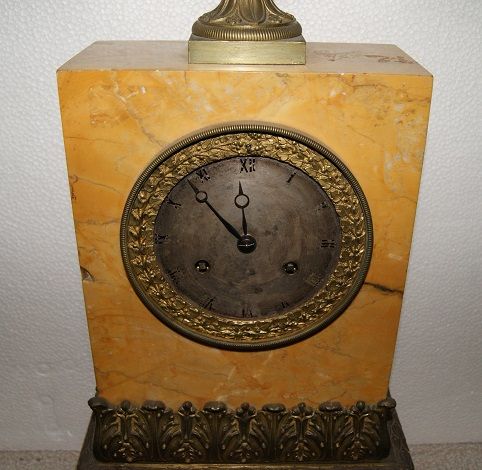 Antico orologio francese stile Impero del 1800 in marmo con bronzi