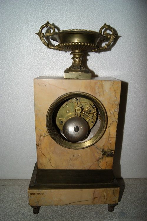 Antico orologio francese stile Impero del 1800 in marmo con bronzi