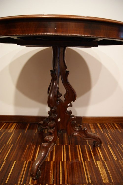 Antico tavolino ovale del 1800 stile Luigi Filippo in piuma di mogano