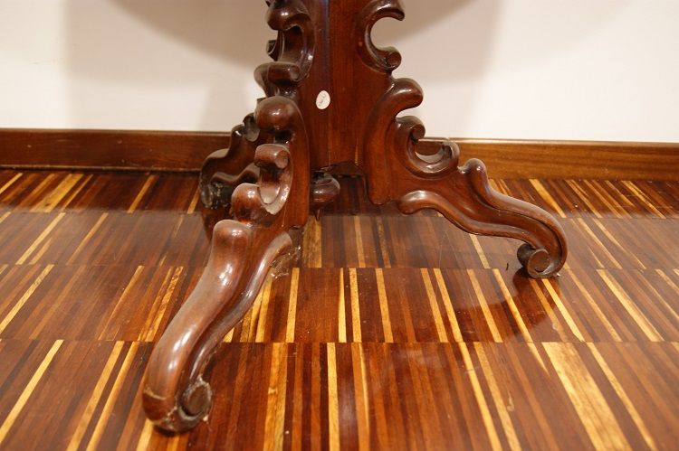 Antico tavolino ovale del 1800 stile Luigi Filippo in piuma di mogano