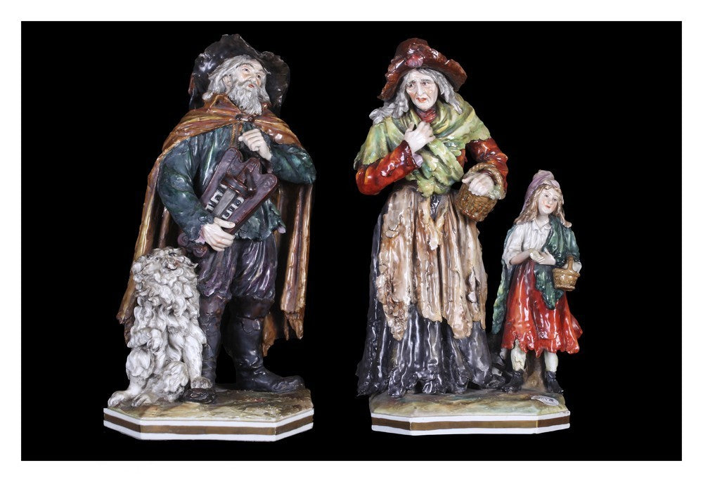 Paire de sculptures en porcelaine italienne avec marque N Capodimonte