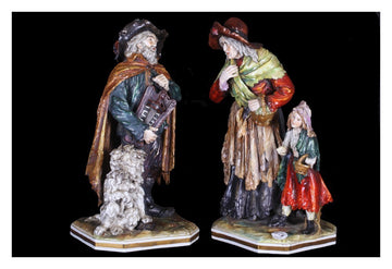 Paire de sculptures en porcelaine italienne avec marque N Capodimonte