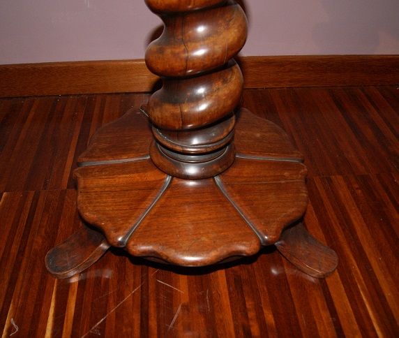 Antico tavolino olandese con intarsi in madre perla del 1800