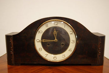 Antique Italian Deco style table mantel clock in oak wood from 1900