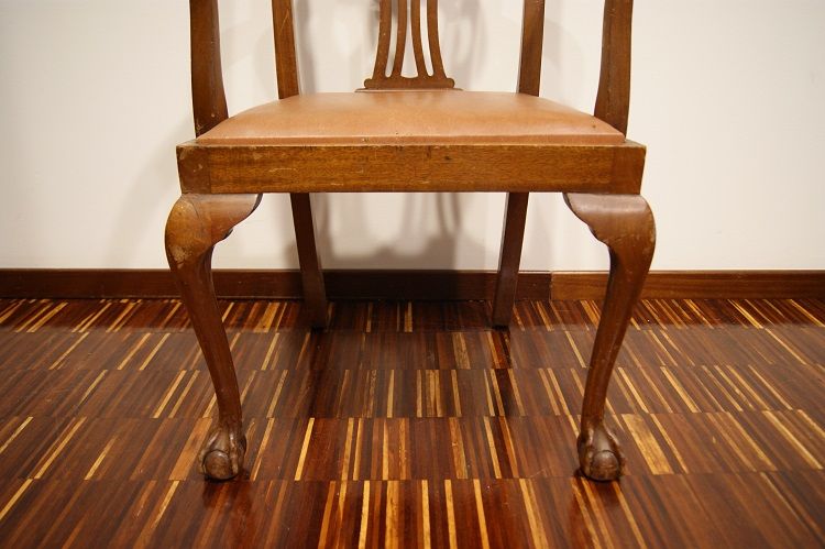 Gruppo di sedie antiche con capotavola stile Chippendale in mogano