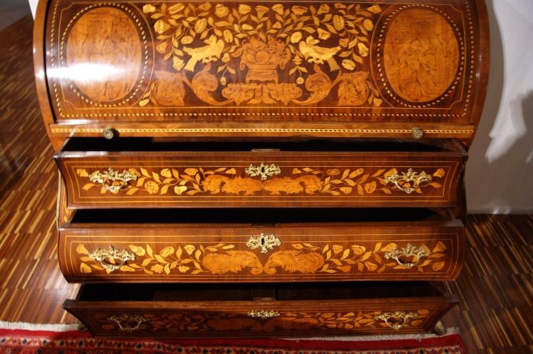 Antico comò a rullo olandese del 1700 intarsiato in mogano Luigi XV