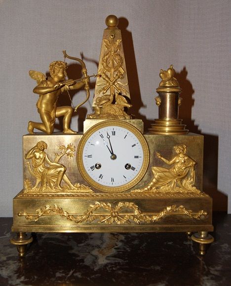 Orologio da tavolo Impero con cupido e muse in bronzo dorato al mercurio