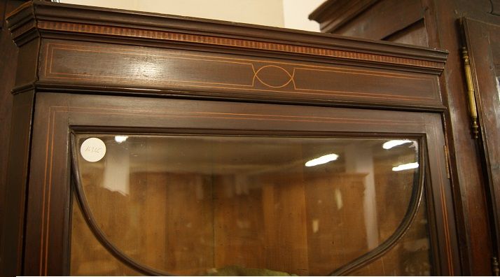 Angoliera antica inglese stile vittoriana con filetto di intarsio del 1800 con 1 anta chiusa e 1 anta a vetro 