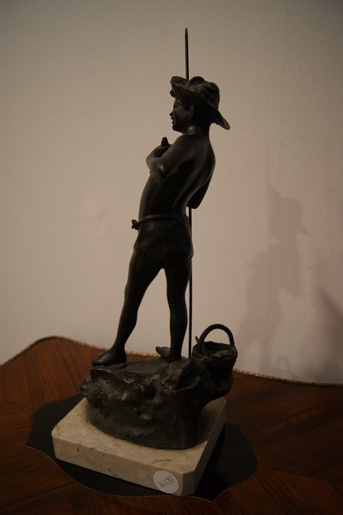 Antica statuetta francese in metallo del 1800 raffigurante pescatore