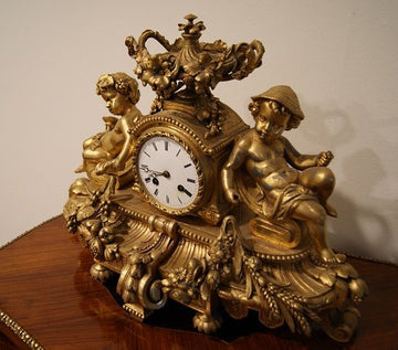 Pendule française ancienne des années 1800 en bronze doré aux angelots
