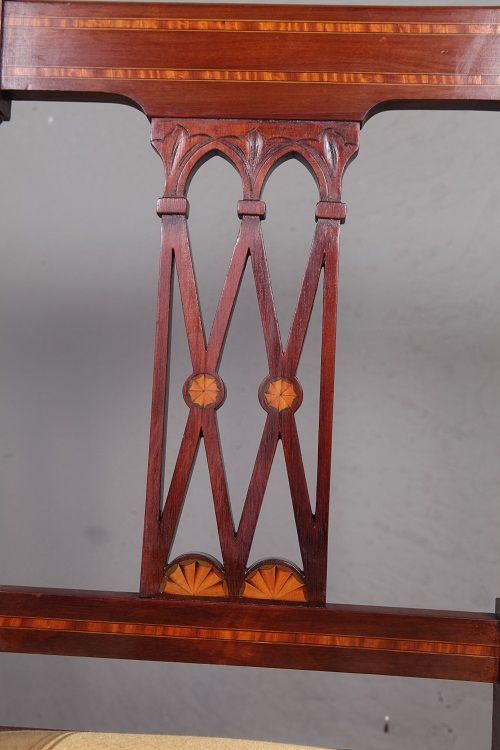 Antica poltrona vittoriana inglese del 1800 in mogano con intarsi