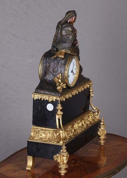 Antico orologio da tavolo francese del 1800 in bronzo e marmo