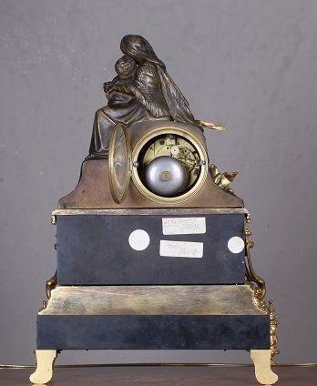 Antico orologio da tavolo francese del 1800 in bronzo e marmo