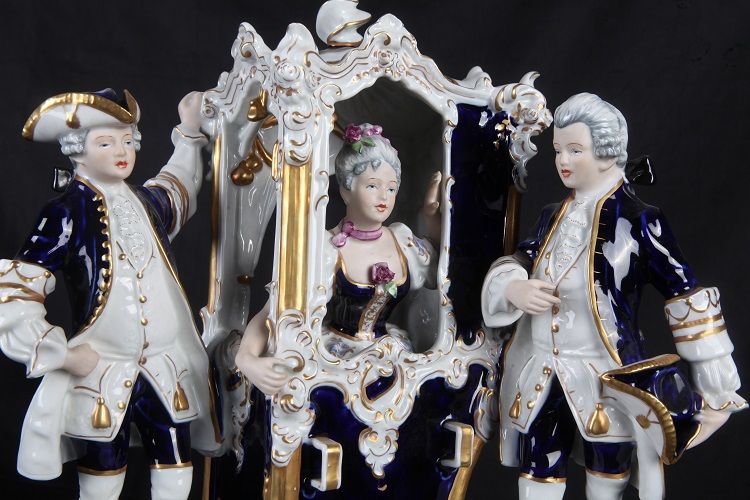 Antica statuetta Royal Dux del 1800 raffigurante personaggi 