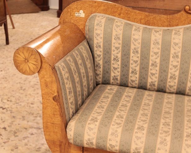 Antico divano russo del 1800 stile Biedermeier in betulla con cassetto