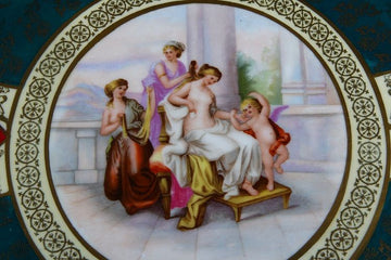Grande vassoio in porcellana decorato con una scena di ispirazione neoclassica