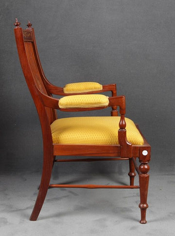 Antique English armchair from the 1800s Victorian style in solid mahogany