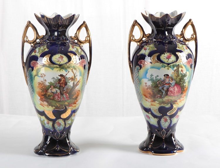 Coppia di antichi vasi inglesi del 1900 in porcellana blu decorata