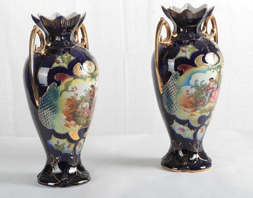 Coppia di vasi in porcellana blu decorata con scene galanti