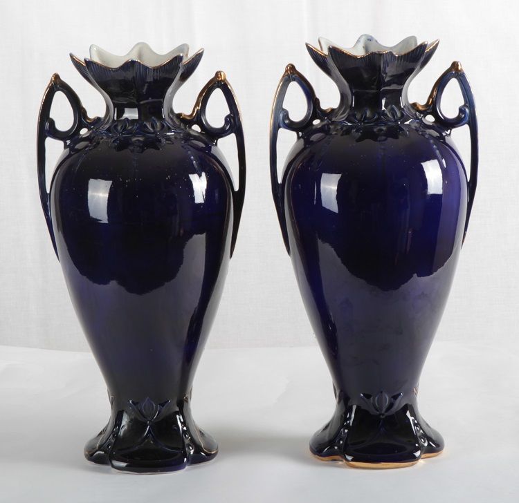Coppia di antichi vasi inglesi del 1900 in porcellana blu decorata