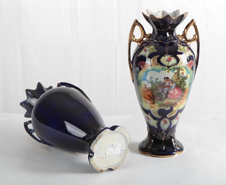 Coppia di antichi vasi inglesi del 1900 in porcellana blu decorata