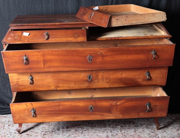 Antico comò veneto del 1700 in legno di noce - Italia settentrionale