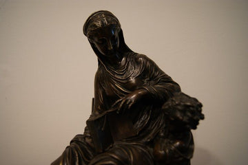 Sculpture en bronze représentant la maternité