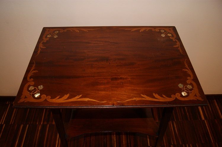 Antico tavolino inglese del 1800 stile Liberty in mogano e intarsi