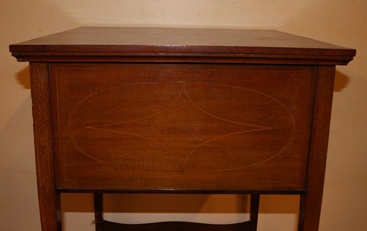 Antico tavolino da lavoro inglese del 1800 stile Vittoriano in mogano
