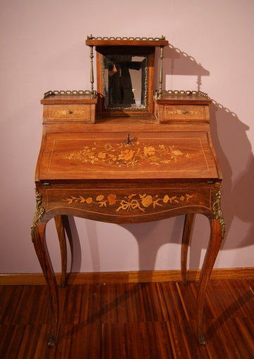 bureau a pente ancien de style Louis XV français du 19ème siècle avec incrustations et bronzes