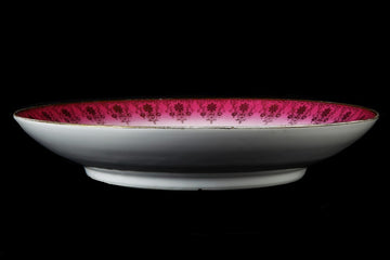 Grande assiette en porcelaine à bord rose intense et décorations dorées