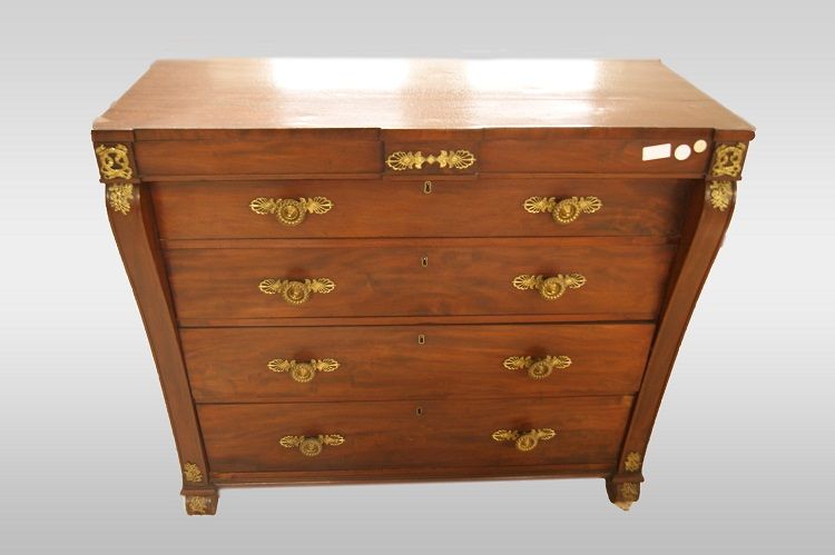 Antico comò inglese del 1800 stile Impero in mogano con bronzi dorati