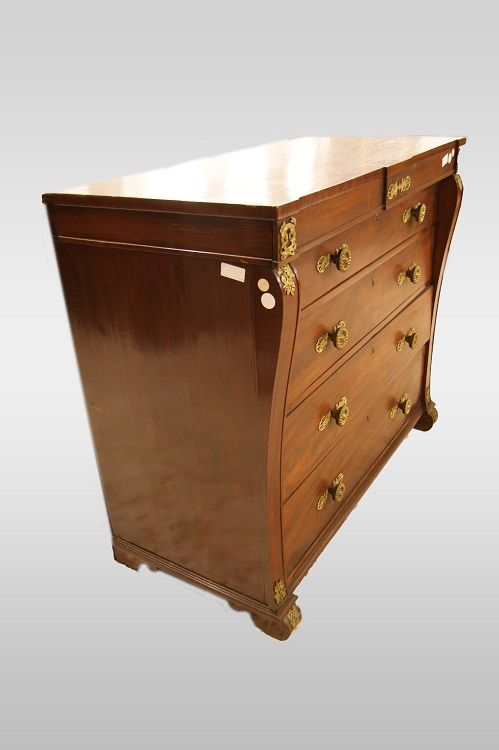 Antico comò inglese del 1800 stile Impero in mogano con bronzi dorati