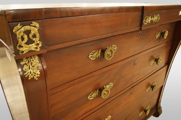 Antico comò inglese del 1800 stile Impero in mogano con bronzi dorati