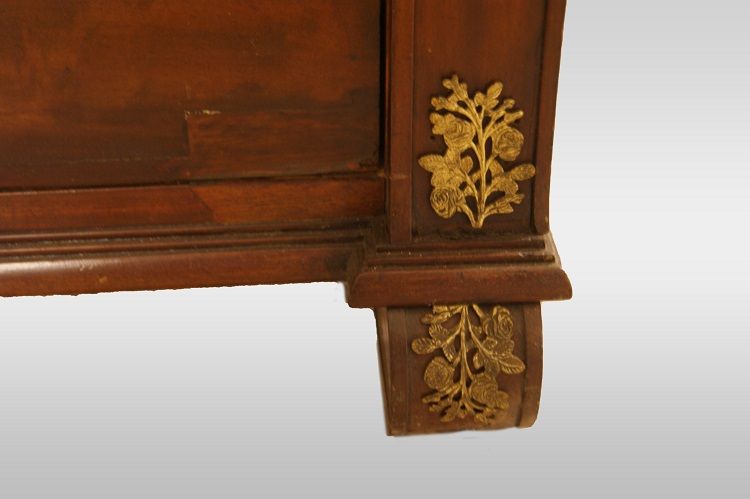 Antico comò inglese del 1800 stile Impero in mogano con bronzi dorati