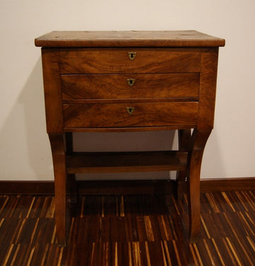 Antique French Dressing Table from the 1800s in Directoire style in walnut wood