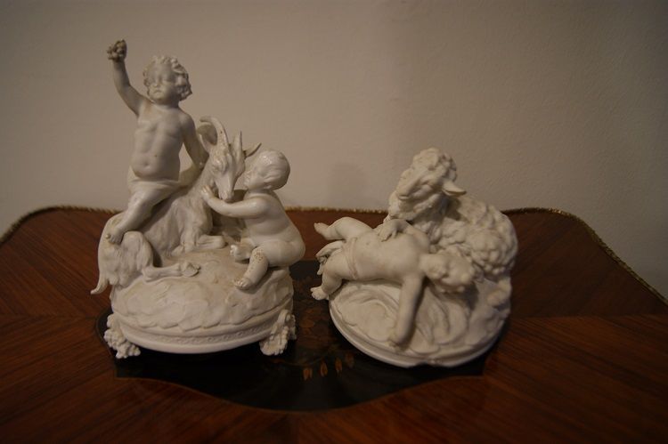 Coppia di statuine Biscuit raffiguranti animali e putti