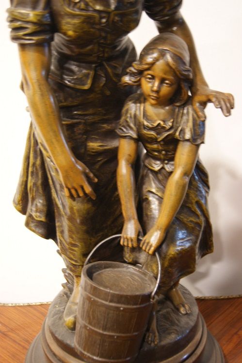 Scultura in Zamak di Émile Nestor Joseph Carlier (1849-1927) raffigurante donna con bambina