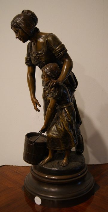Scultura in Zamak di Émile Nestor Joseph Carlier (1849-1927) raffigurante donna con bambina