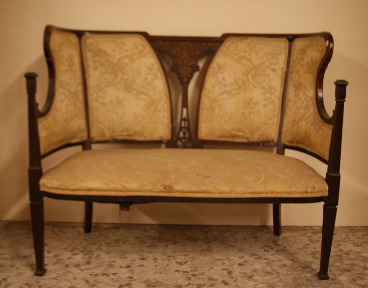 Antico divano inglese del 1800 stile Vittoriano in mogano con intarsi