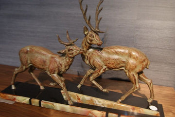 Scultura raffigurante cervi in metallo con base in marmo