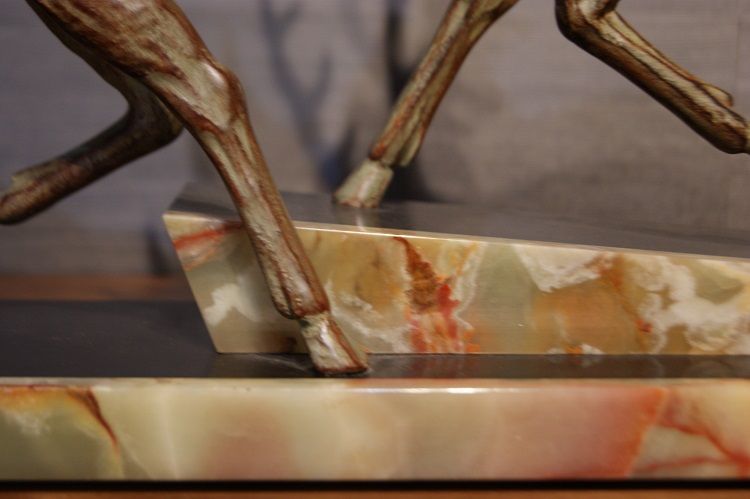 Antica scultura in metallo stile Decò raffigurante cervi