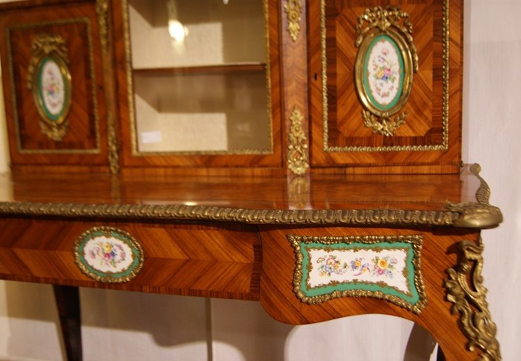 Antico scrittoio bonheur du jour stile Luigi XV con bronzi e Sevres