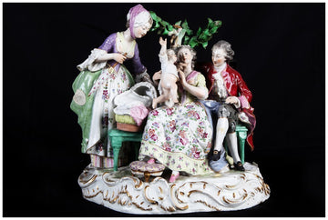 Groupe en porcelaine décorée représentant une scène de la vie familiale